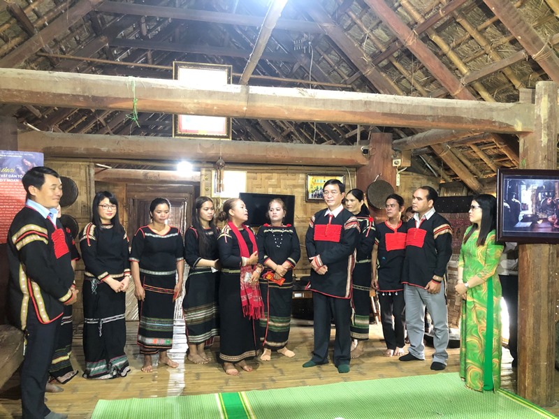 Bí thư Tỉnh ủy Nguyễn Đình Trung thăm hỏi động viên các nghệ nhân đồng bào Êđê đang sinh hoạt tại Làng.